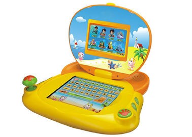 Mooie Gele baby het leren tablet voor vroeg onderwijs, jonge geitjes die laptop leren